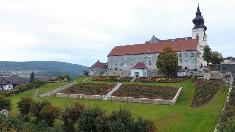 2016-garten-002a_ausschn_c_pfarre-maria-taferl, © Pfarre Maria Taferl Landschaft mit Kirche und Gartenanlage auf einem Hügel.