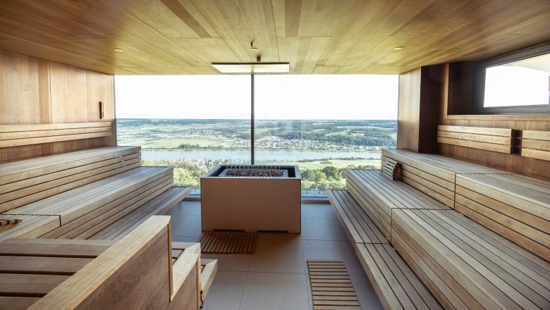 Hotel Schachner, © Niederösterreich Werbung / Maximilian Pawlikowsky Innenansicht einer Sauna mit Panoramablick auf eine Landschaft.