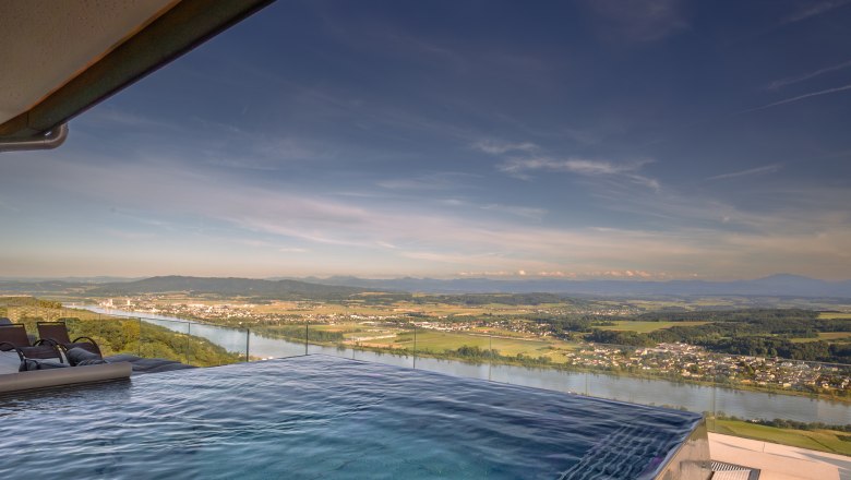 Hotel Schachner, © Niederösterreich Werbung / Maximilian Pawlikowsky Infinity-Pool mit Blick auf Fluss und Landschaft.