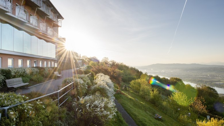 Hotel Schachner, © Hotel Schachner Hotel mit Blick auf Landschaft und Fluss bei Sonnenaufgang.