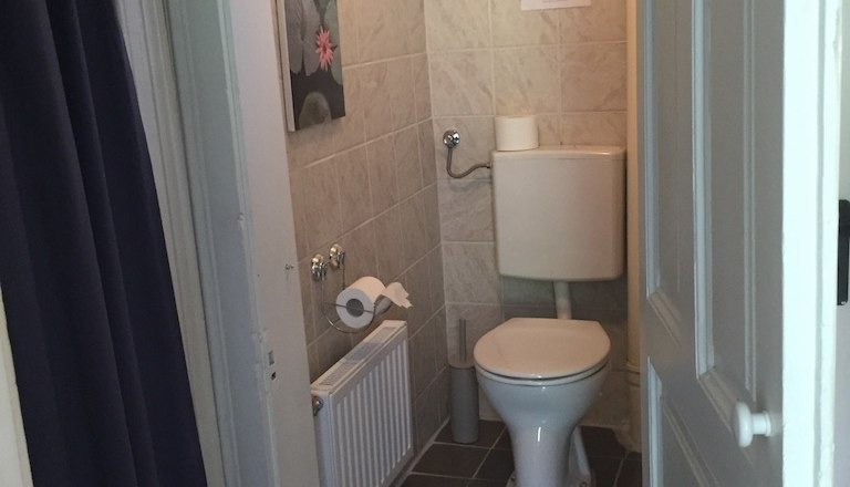 Stilechtes WC in der ehemaligen Bahnwärterwohnung, © M. Schorn Stilechtes WC in der ehemaligen Bahnwärterwohnung, © M. Schorn