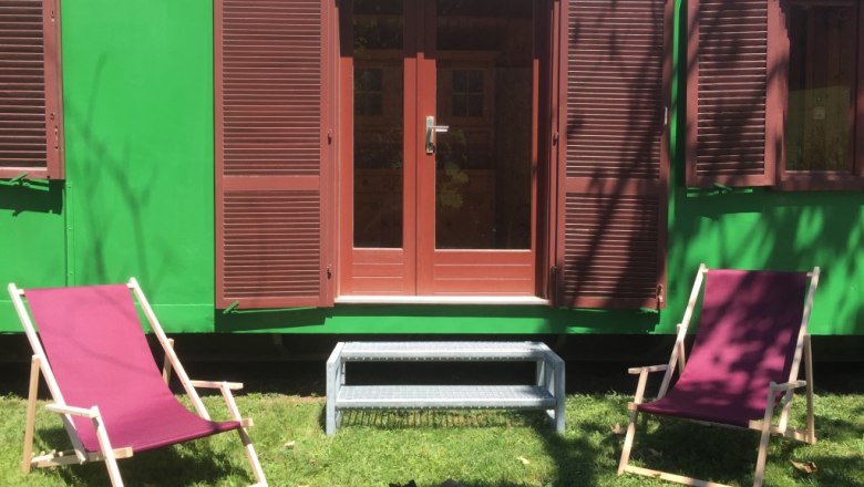 Vorgarten mit Liegestühlen, © M. Schorn Vorgarten mit Liegestühlen, © M. Schorn