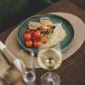 Gegrilltes Goldbrassenfilet mit Zitronenrisotto, © Niederösterreich-Werbung/David Schreiber Ein Teller mit gegrilltem Fischfilet, Zitronenrisotto und Kirschtomaten, daneben ein Glas Weißwein.
