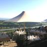 Terrasse, © Hotel Rose Terrasse mit Tischen und Sonnenschirmen, Blick auf Fluss und Landschaft.