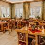 Einkehren in St. Aegyd am Neuwalde, © Niederösterreich Werbung/Klaus Engelmayer Gemütliches Restaurant mit Holzmöbeln, dekorierten Tischen und Pflanzen am Fenster.