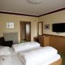 Zimmer, © GH Böhm Hotelzimmer mit Doppelbett, TV, Schreibtisch und Spiegel.