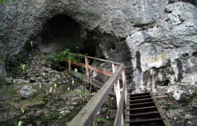 Furth an der Triesting, © Steinwandklamm Eingang zu einer Höhle mit Holztreppe und Geländer.