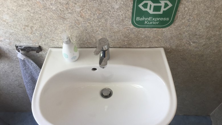 Waschmöglichkeit im WC des 100 Jahre alten Gepäckwagens, © M. Schorn Waschmöglichkeit im WC des 100 Jahre alten Gepäckwagens, © M. Schorn