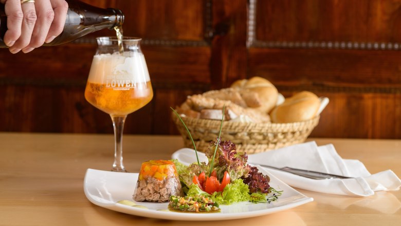 zum-goldenen-loewen-gericht mit bier, © NÖW, Rita Newman zum-goldenen-loewen-gericht mit bier, © NÖW, Rita Newman