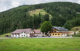 Gasthof Furtner Hausansicht, © Christian Kremsl Gasthof Furtner vor bewaldetem Hügel.