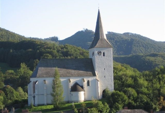 Pfarrkirche Kaumberg, © Kaumberg Pfarrkirche Kaumberg vor bewaldeten Hügeln.