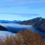Aussicht von der Enzianhütte, © Stefanie Rysavi Blick von einem Berg auf nebelverhangene Täler und bewaldete Hügel.