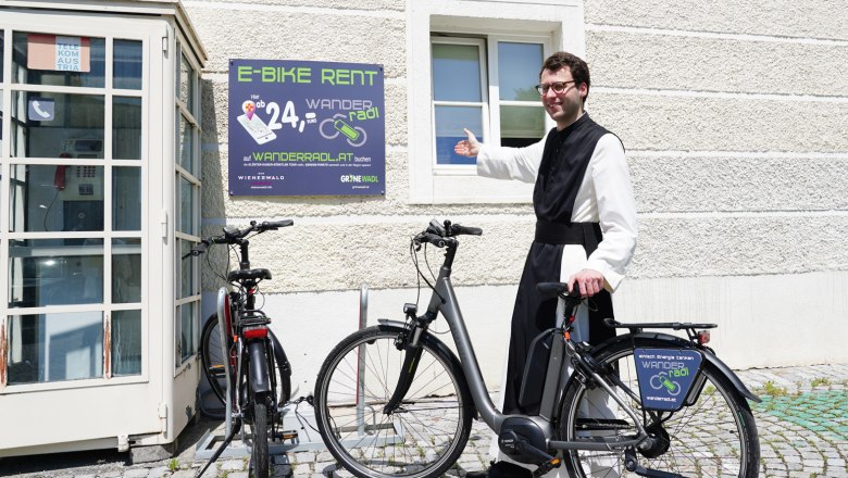 Leihradverleih vor dem Klostergasthof Heiligenkreuz, © Elisabeth Fürst | Stift Heiligenkreuz Leihradverleih vor dem Klostergasthof Heiligenkreuz, © Elisabeth Fürst | Stift Heiligenkreuz