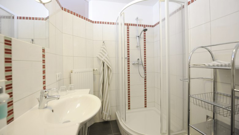 Ferienwohnung Herbst, © Steve Haider Modernes Badezimmer mit Dusche und Waschbecken.