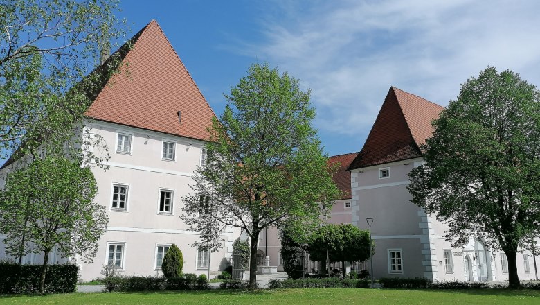 Schloss Hotel Zeillern, © Stefan Kuntner/Schloss Zeillern Schloss Hotel Zeillern mit grüner Wiese und Bäumen im Vordergrund.