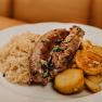 Hausgemachte Leberwurst mit Röstkartoffeln und Sauerkraut, © Niederösterreich Werbung/Klaus Engelmayer Ein Teller mit Leberwurst, Röstkartoffeln und Sauerkraut.