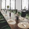 Gastfreundlicher Familienbetrieb im Herzen Niederösterreichs, © Niederösterreich-Werbung/David Schreiber Elegantes Restaurant mit grünen Stühlen und gedecktem Tisch.