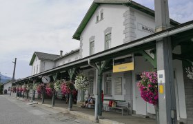 Bahnhof Mariazell, © Roman Zöchlinger Bahnhof Mariazell mit Blumen und Uhr.
