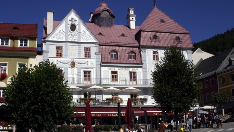 Pirker am Hauptplatz, © zVg Familie Pirker Historisches Gebäude mit Hotel und Café am Hauptplatz.
