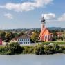 Ansicht Persenbeug-Gottsdorf, © Guestia GmbH Landschaftsansicht von Persenbeug-Gottsdorf mit Kirche und Fluss im Vordergrund.