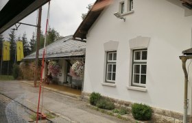 Bahnhof Mitterbach, © Roman Zöchlinger Bahnhof Mitterbach mit weißem Gebäude und Blumen.