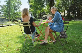 Schlosspark Schloss Rothschild, © Magistrat Waidhofen/Ybbs Drei Personen sitzen an einem Tisch im Schlosspark Schloss Rothschild.
