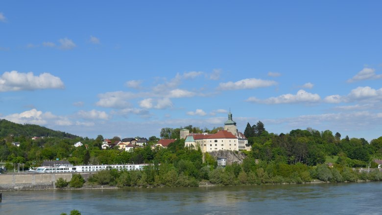 Schloss Persenbeug mit Schleuse, © Privatzimmer Leeb Schloss Persenbeug und Umgebung an einem sonnigen Tag mit blauem Himmel.