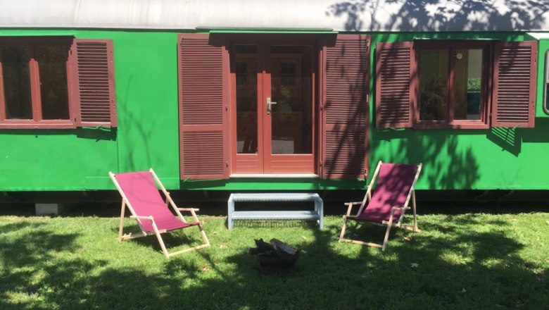 Gepäckwagen mit schattigem Vorgarten, © M. Schorn Gepäckwagen mit schattigem Vorgarten, © M. Schorn