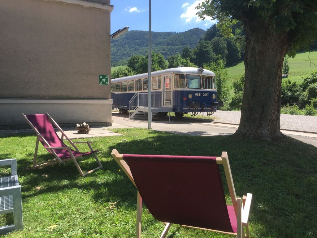 Liegestühle vor dem Gepäckwagen