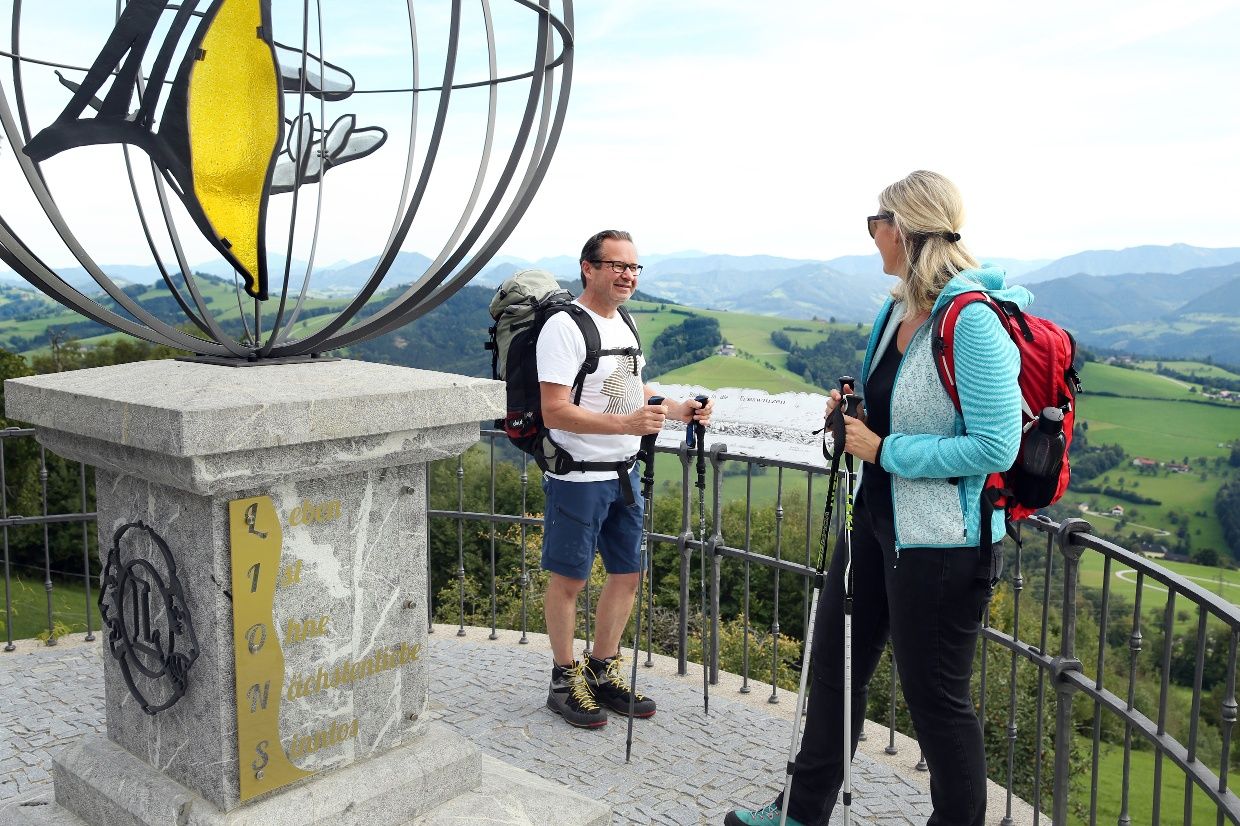 Pilger bei der Basilika Sonntagberg