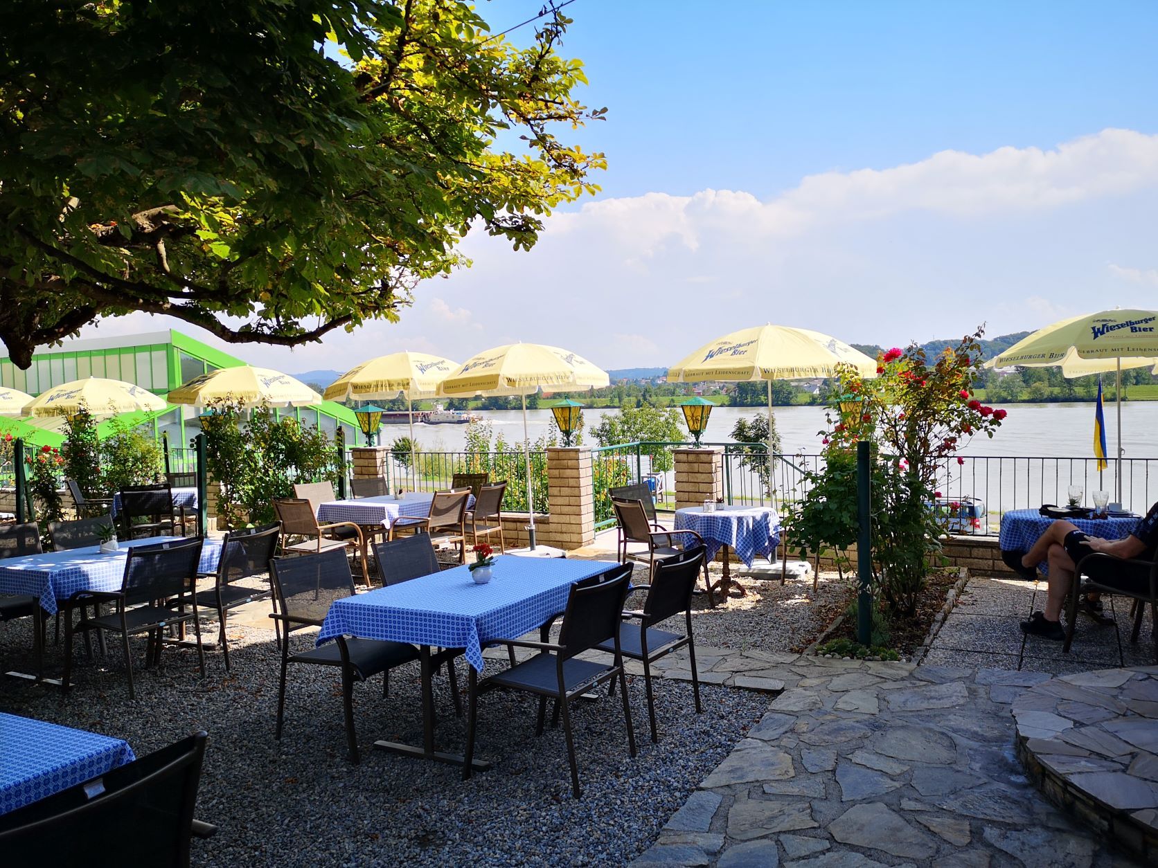 Gastgarten auf der Terrasse mit Blick auf die Donau