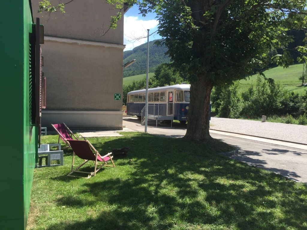 Blick vom Vorgarten Richtung Bahnhofsgebäude