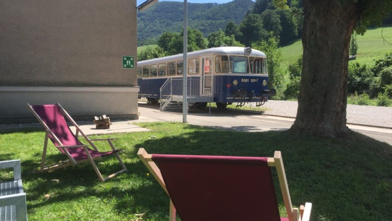 Liegest&uuml;hle vor dem Gep&auml;ckwagen, &copy; M. Schorn