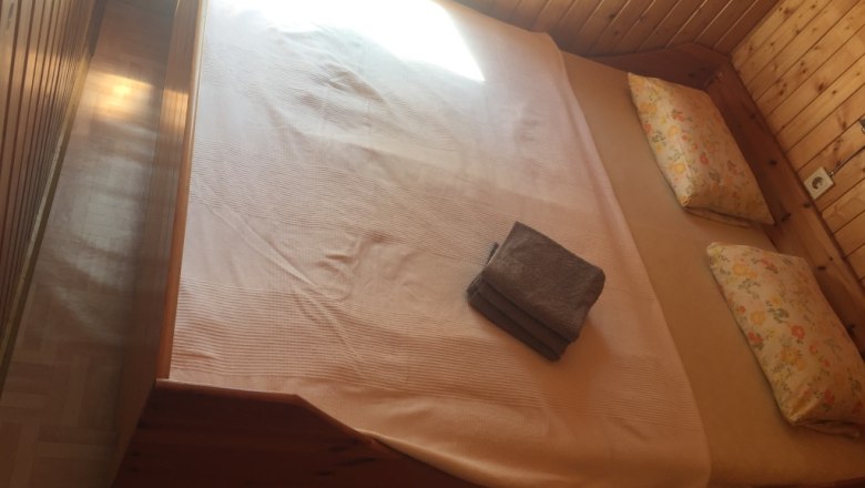 Gem&uuml;tliches Schlafzimmer im 100 Jahre alten Gep&auml;ckwagen, &copy; M. Schorn