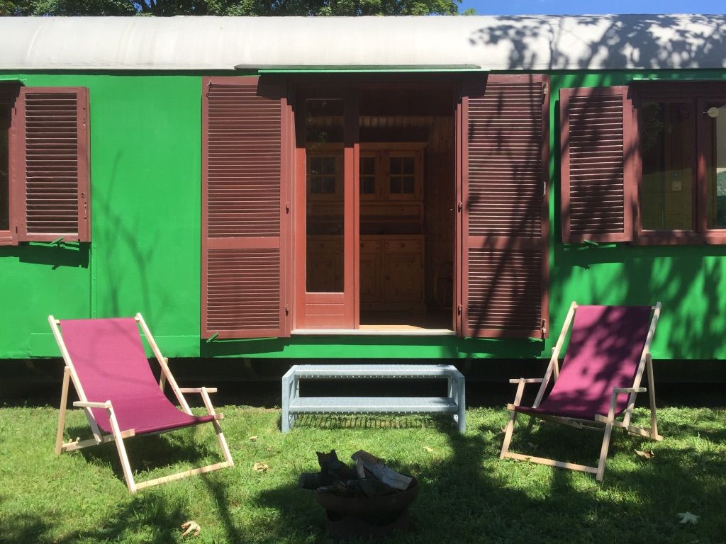 Vorgarten mit Liegestühlen