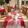 Elegantes Restaurant mit roten Tischdecken und gedeckten Tischen.