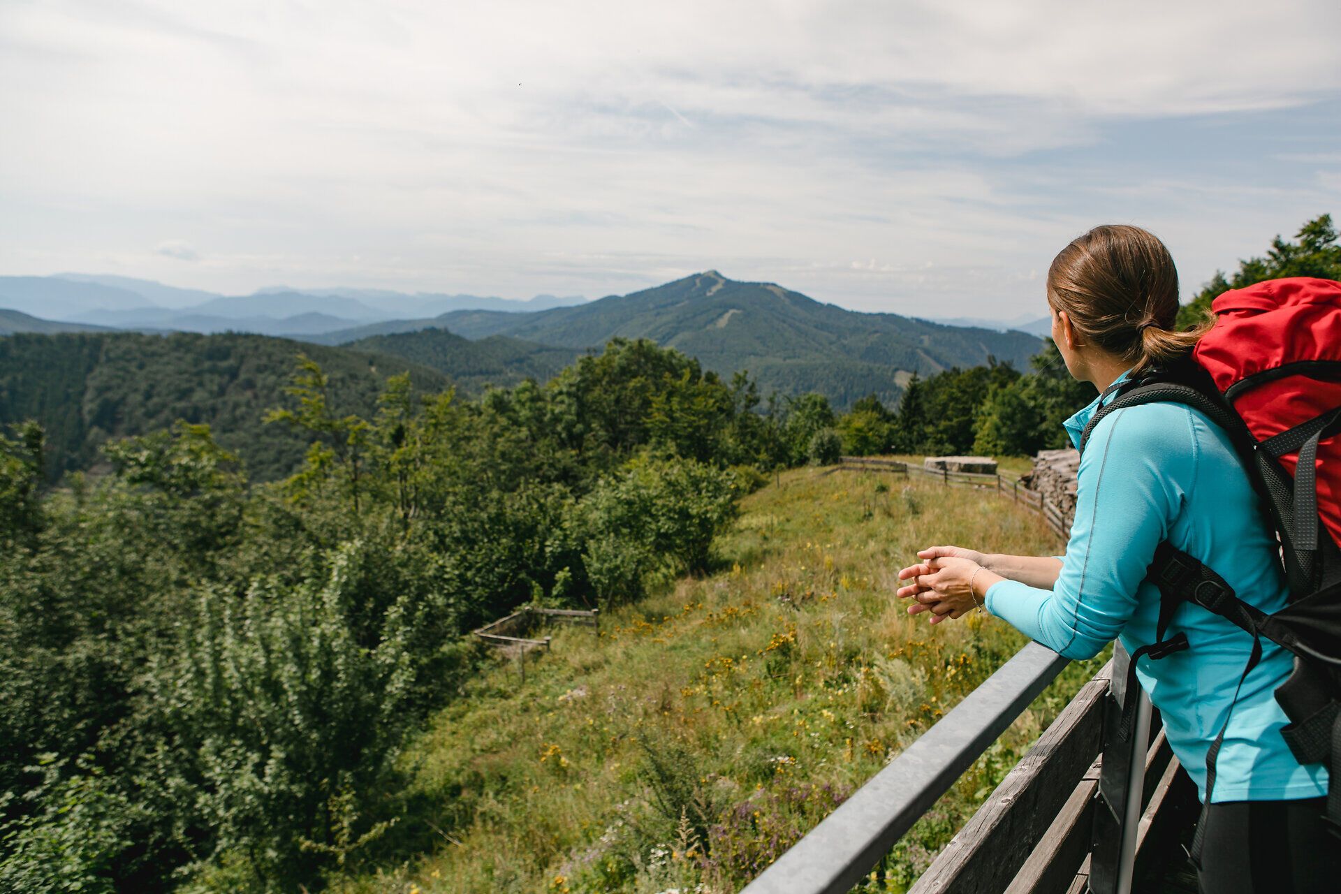 Ein atemberaubender Ausblick auf die sanften Hügel und die üppige Natur lädt zum Verweilen ein. Die frische Bergluft und das sanfte Rauschen der Blätter schaffen eine harmonische Atmosphäre, die zum Pilgern und Entspannen einlädt.