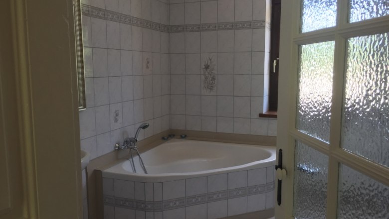 Gro&szlig;e Eckbadewanne in der ehemaligen Bahnw&auml;rterwohnung, &copy; M. Schorn