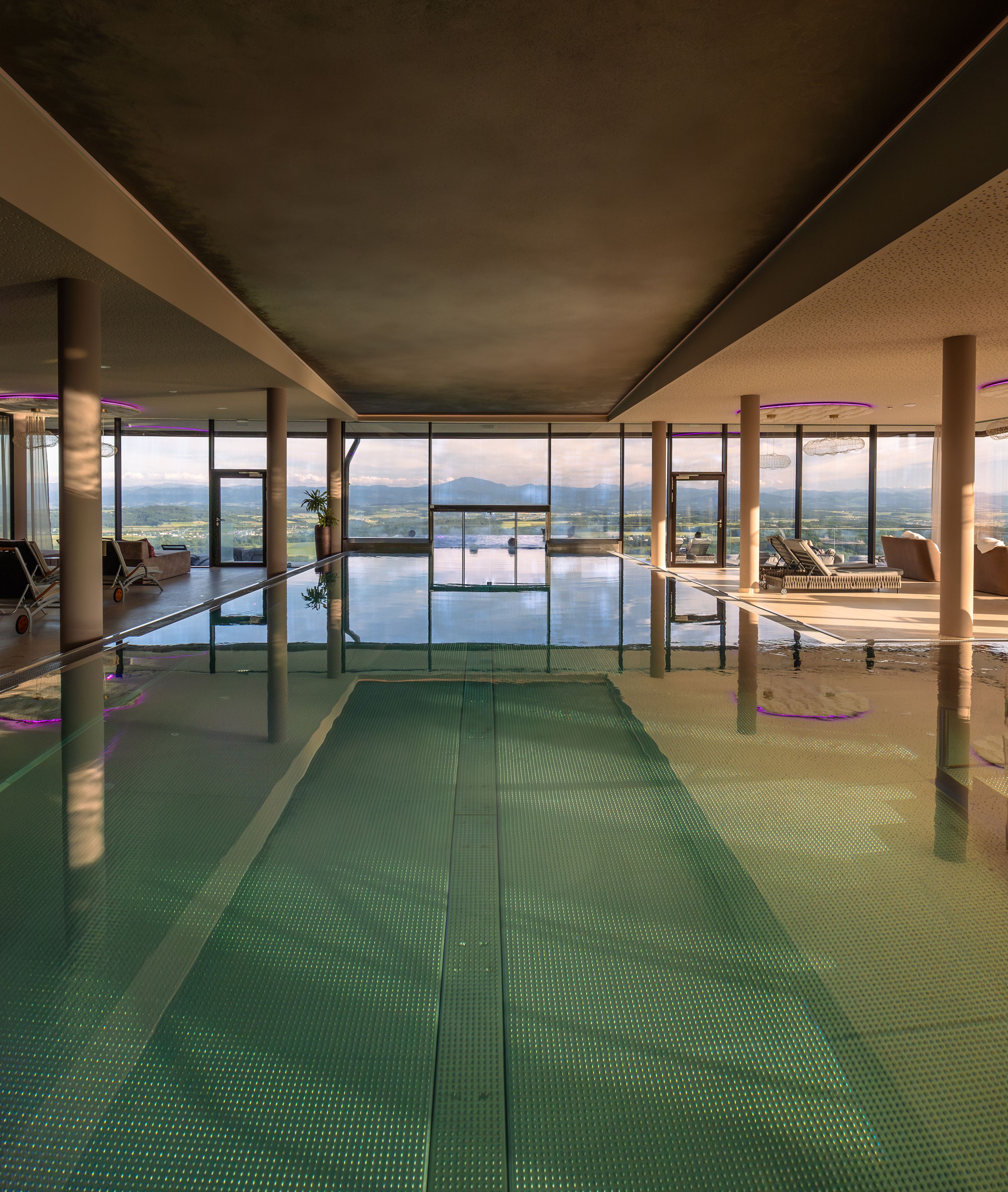 Innenpool mit Panoramablick auf Berge und Landschaft.