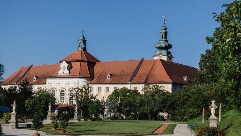 Historischer Hofgarten des Stifts Seitenstetten mit gepflegtem Rasen und barocker Architektur im Hintergrund.