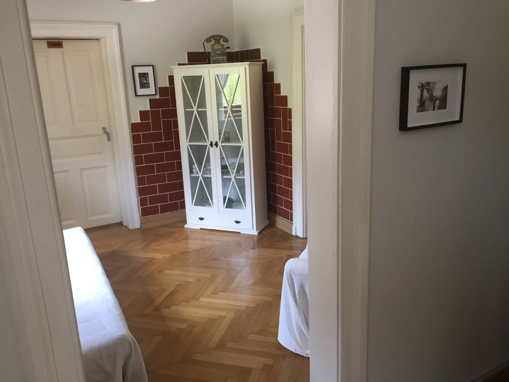 Blick Richtung Wohn/Schlafzimmer in der ehemaligen Bahnwärterwohnung