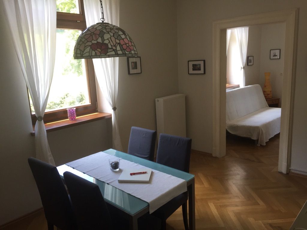 Frühstücksplatz in der ehemaligen Bahnwärterwohnung