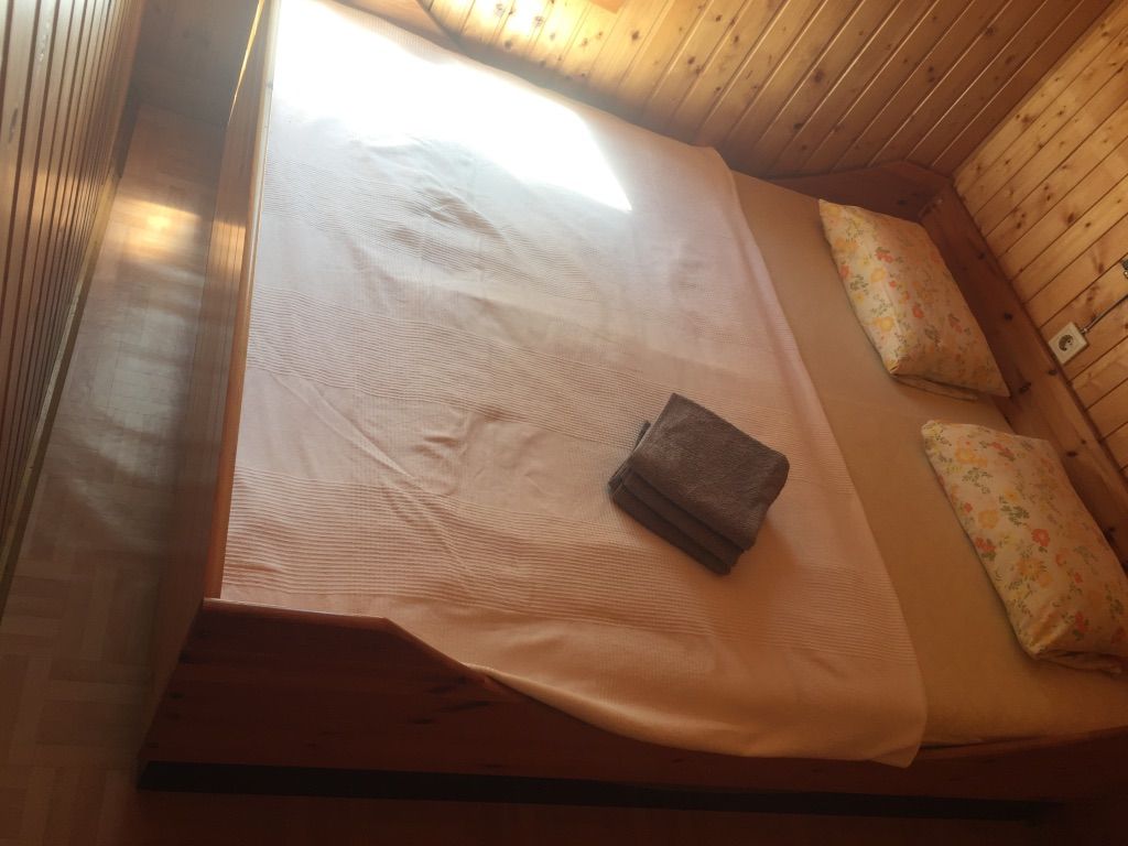 Gemütliches Schlafzimmer im 100 Jahre alten Gepäckwagen