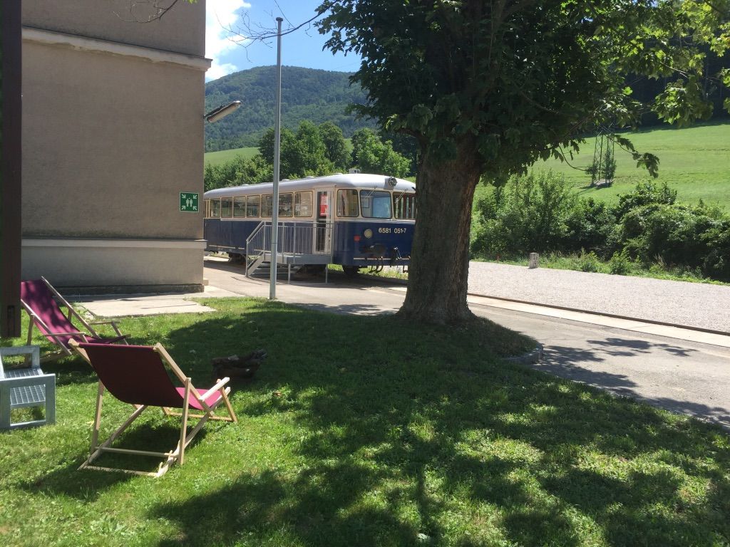 Liegestühle vor dem Gepäckwagen
