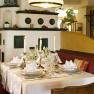 Elegantes Restaurant mit gedecktem Tisch und Kerzen.