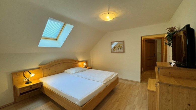 Doppelzimmer im G&auml;stehaus (4), &copy; Haus Karner