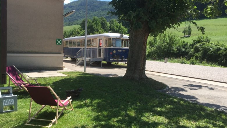 Liegest&uuml;hle vor dem Gep&auml;ckwagen, &copy; M. Schorn