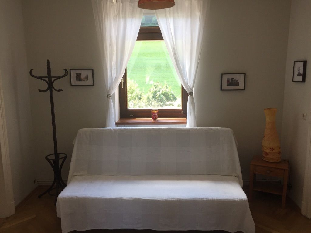 Schlafsofa in der ehemaligen Bahnwärterwohnung