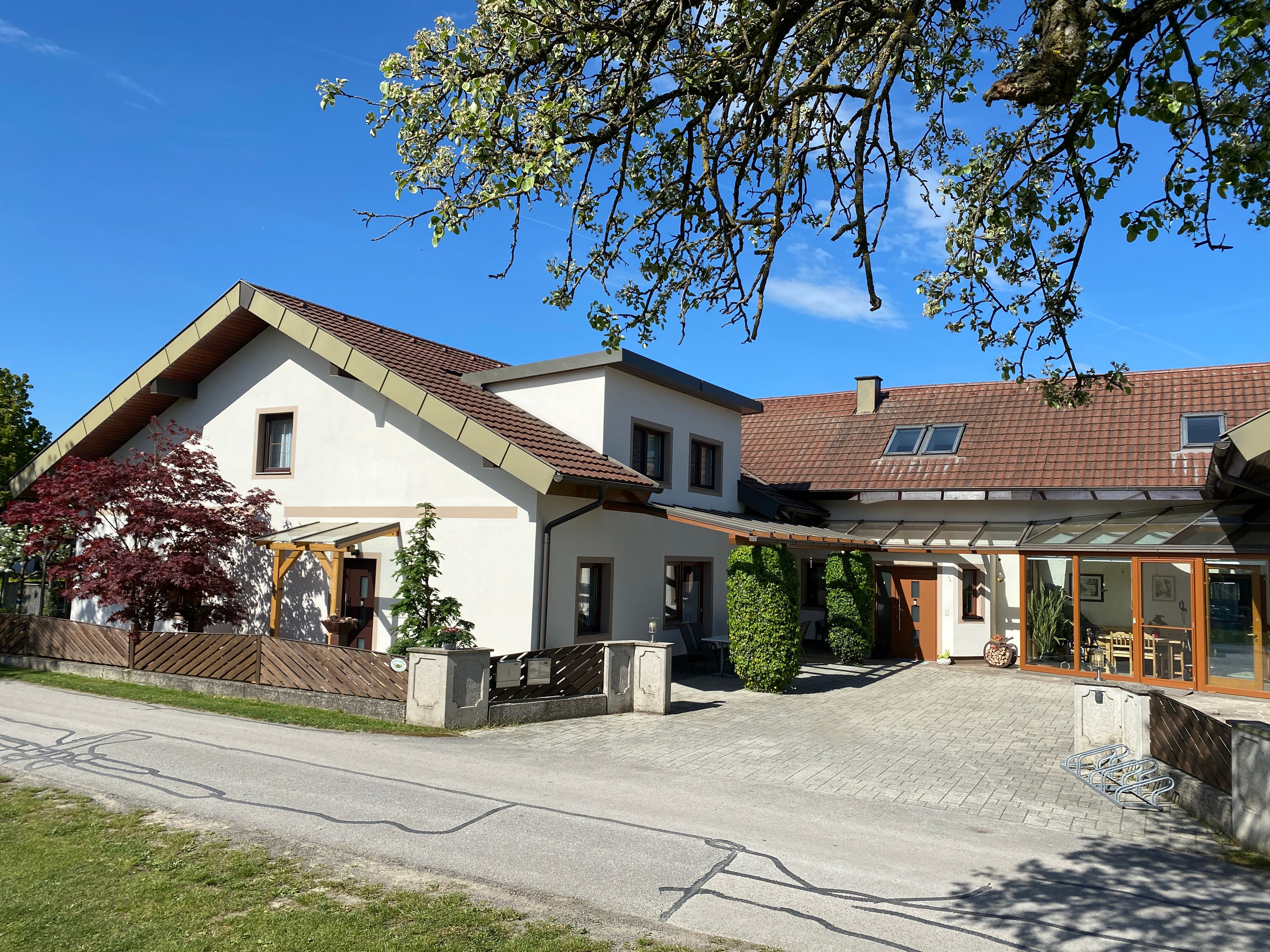 Gästebereich im Hof mit Terrasse und Zugang zu Zimmer Leeb