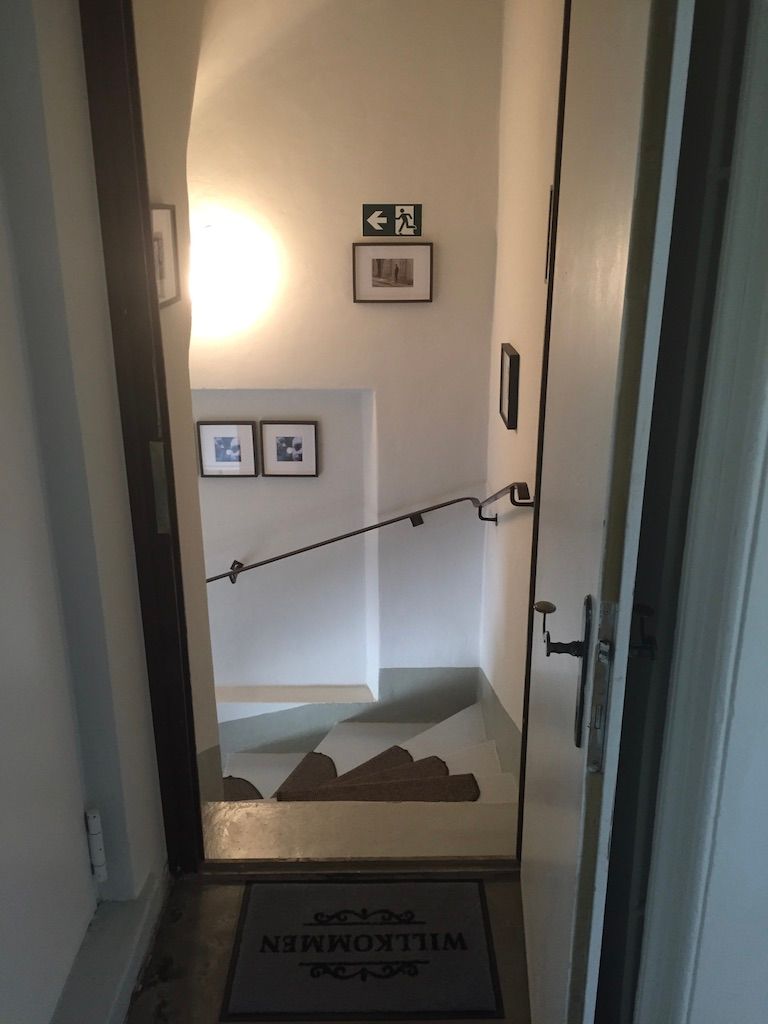Verspieltes Treppenhaus zur ehemaligen Bahnwärterwohnung